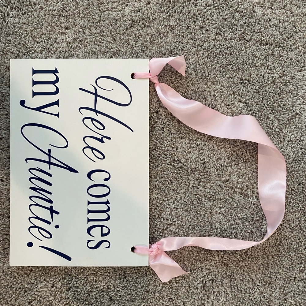 Wedding sign here comes my auntie